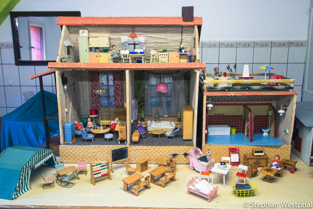 Spielzeugausstellung: Puppenhaus 1960 – Eigenbau